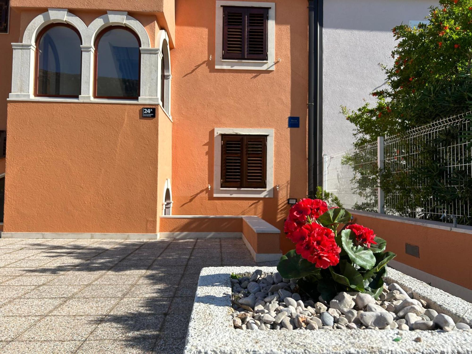 Villa Kiki Bol Exterior photo